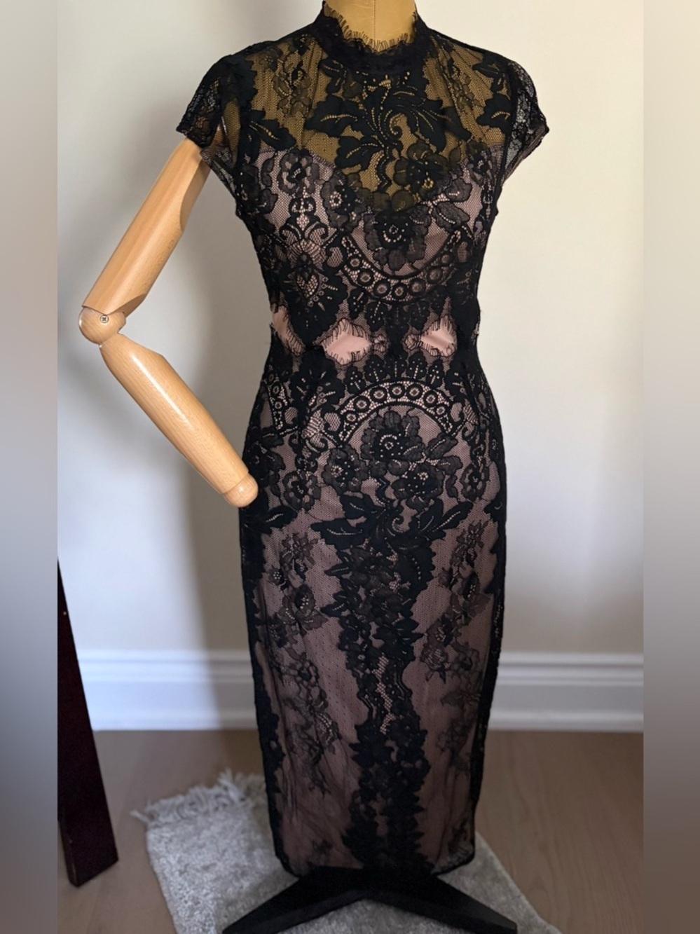 LOCK AND KEY Black Floral Lace Overlay Sheath Dress with Nude Lining (S)
